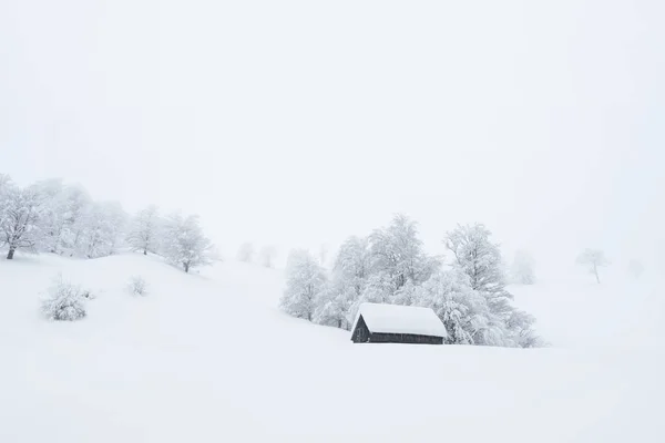 Karda bir dağ evi ile kış manzara — Stok fotoğraf