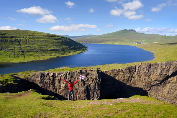 Leitisvatn of het meer Sorvagsvatn. Vagar Island, Faeröer — Stockfoto