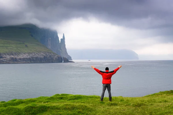 Trollkonufingur kayalıkları. Vagar adası, Faroe Adaları — Stok fotoğraf