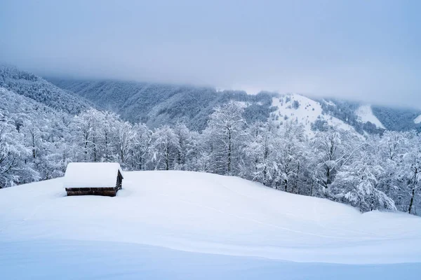 Wonderful winter scenery with mountain hut — Stock Photo, Image