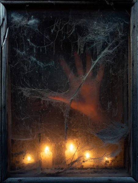 어둠 속에서 유령 손으로 할로윈 카드 — 스톡 사진
