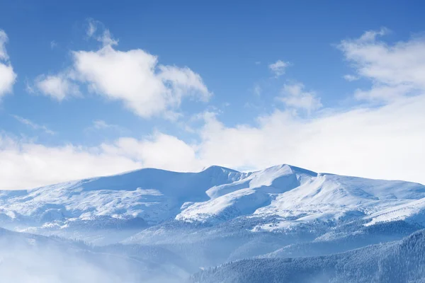 Winter landscape with snow capped mountains — Stock Photo, Image