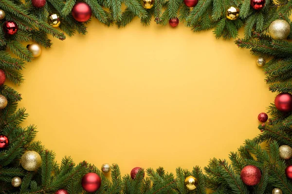 Natal amarelo ou fundo de decoração de Ano Novo com fra oval — Fotografia de Stock