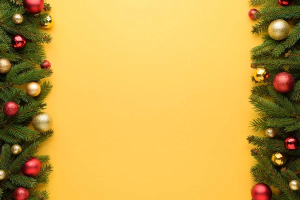 Navidad o Año Nuevo frontera decoración sobre fondo amarillo — Foto de Stock