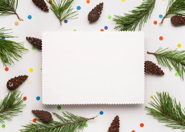 Rami di albero di Natale con carta bianca nota — Foto Stock