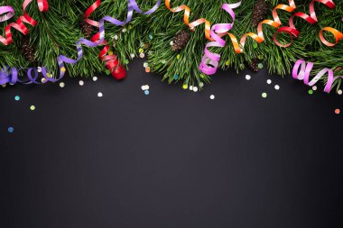 Siyah bir sırtında çam ağacından dalları olan bir Noel sınırı