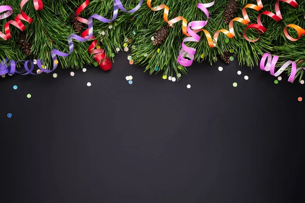 圣诞边境，在黑色的背景上装饰着松树枝条 — 图库照片
