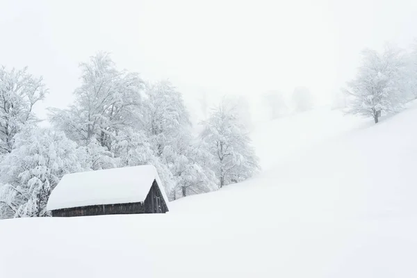 Inverno nel villaggio di montagna — Foto Stock