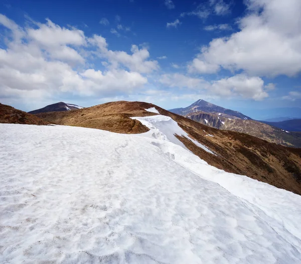 Paisagem de primavera com neve derretida nas montanhas — Fotografia de Stock