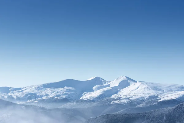 Снежные вершины гор — стоковое фото