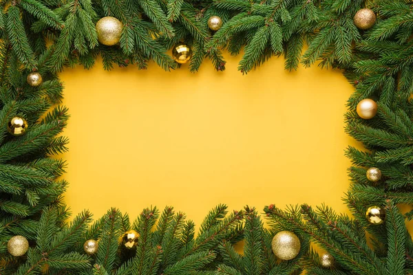 Jul bakgrund med gran ram och dekoration på gul — Stockfoto