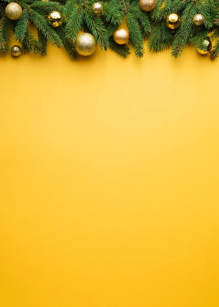 Decoração de Natal fronteira no fundo amarelo — Fotografia de Stock