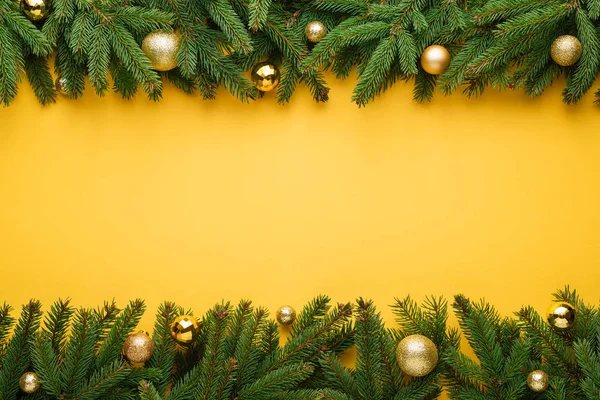Fundo de Natal com borda de abeto e decoração em grito — Fotografia de Stock