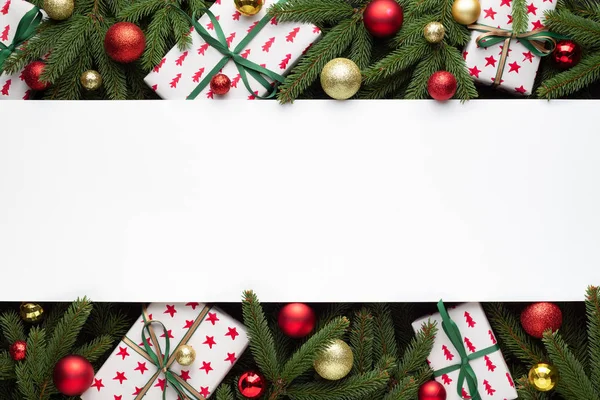 Kerstversiering met sparren takken grens en geschenken — Stockfoto