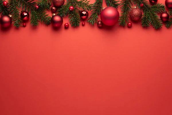 Feliz Natal ou Ano Novo decoração fundo vermelho — Fotografia de Stock