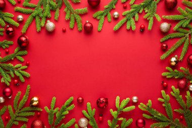 Kırmızı arka planda Noel çerçevesi. Tebrik metni için kopyalama alanı olan üst görünüm