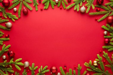 Oval çerçeveli kırmızı noel arkaplanı. Şenlik metni için fotokopi alanı ile iyi tatiller sınırı. Üst manzara, düz uzanma