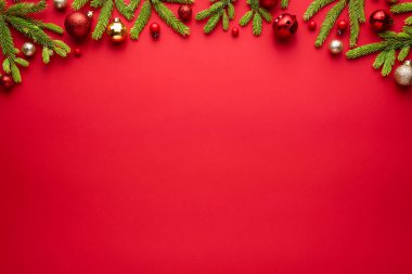 Noel ya da yeni yıl arkaplanı köknar desenli. Reklam metni için fotokopi alanı boş. Üst manzara, düz uzanma