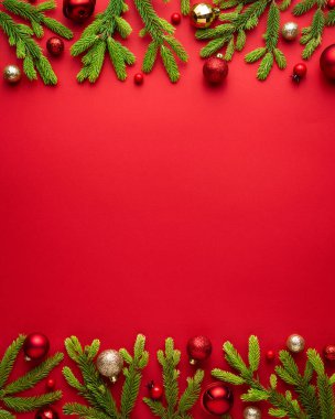 Kırmızı arka planda şenlik dekoru olan Noel kartı. Reklam metni için kopyalama alanı olan şenlikli sınır