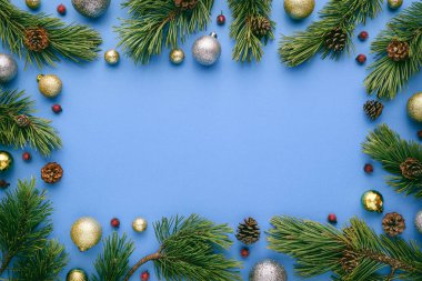 Mavi arka planda Noel çerçevesi. Tebrik metni için kopyalama alanı olan üst görünüm
