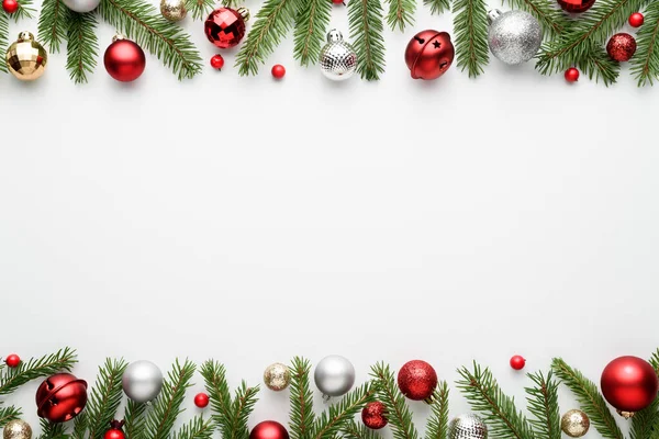Kerstgrens Witte Achtergrond Bovenaanzicht Platte Lay Met Kopieerruimte Voor Uitnodigingstekst — Stockfoto