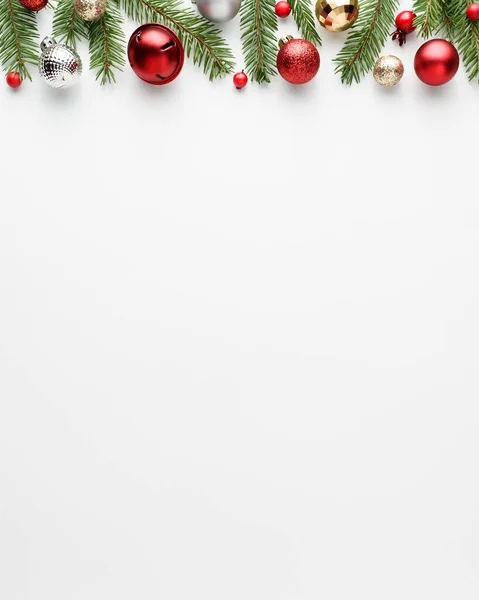 クリスマスとお祝いの装飾と新年の白い背景 広告テキストのコピースペースの境界線 — ストック写真