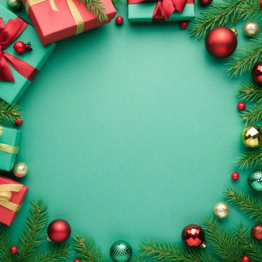 Turkuaz arka planda daire çerçeveli Noel kartı. Reklam metni için fotokopi alanı boş. Üst manzara, düz uzanma