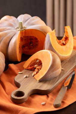 Taze Musquee De Provence Balkabağı Kesik izleri ve tohumlar ahşap kesim tahtasında pişirmeye hazır