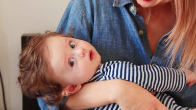 El oğlu tutarak ve onunla konuşmaya kadın görünümünü kırpılmış