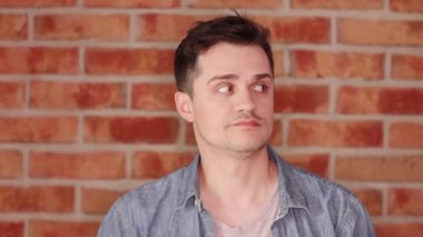 Hediye kutusu kırmızı yay ile gösterilen adam portresi