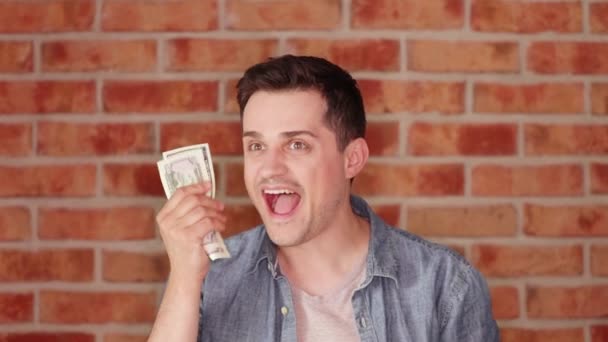 Szczęśliwy Człowiek Trzyma Pieniądze Tle Ściany Cegła — Wideo stockowe