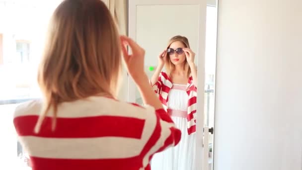 Vue Arrière Femme Blonde Choisissant Des Lunettes Soleil Miroir — Video