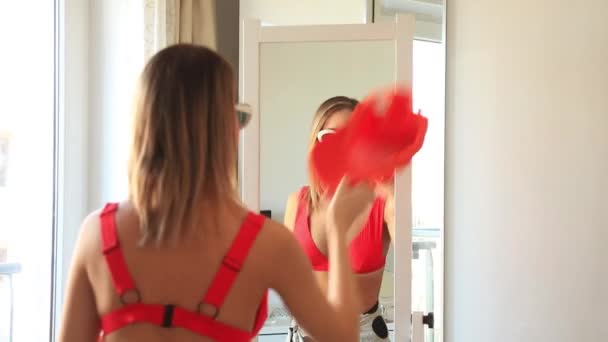 Vue Arrière Femme Blonde Préparant Pour Plage Miroir — Video