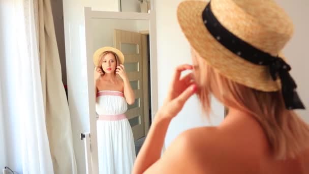 Vista Trasera Mujer Vestido Blanco Pie Espejo Con Sombrero Gafas — Vídeo de stock