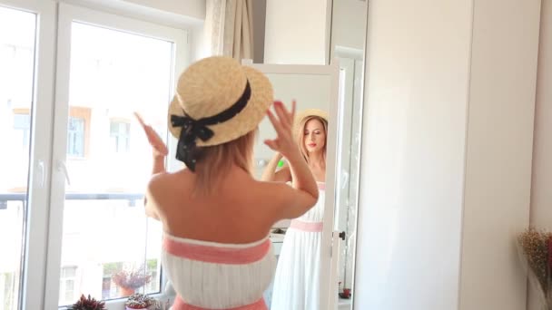 Vue Arrière Femme Robe Blanche Debout Miroir Portant Chapeau Des — Video