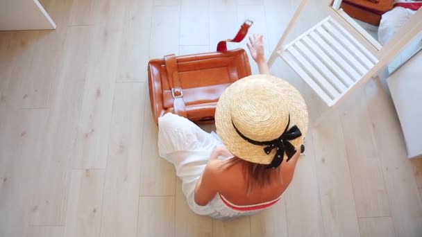 Vista Dall Alto Della Donna Bionda Con Cappello Vestito Bianco — Video Stock