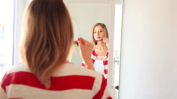 Vue Arrière Femme Blonde Choisissant Des Lunettes Soleil Miroir — Video