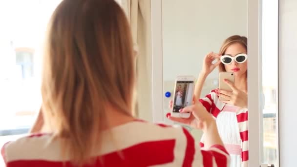 Vue Arrière Femme Blonde Choisissant Des Lunettes Soleil Miroir — Video