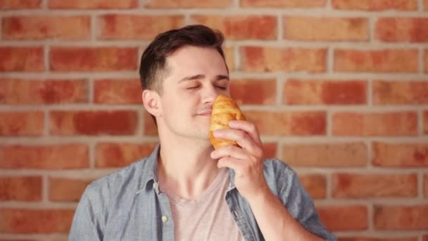Πορτρέτο Του Άνδρα Για Διατροφή Τρώει Κρουασάν — Αρχείο Βίντεο
