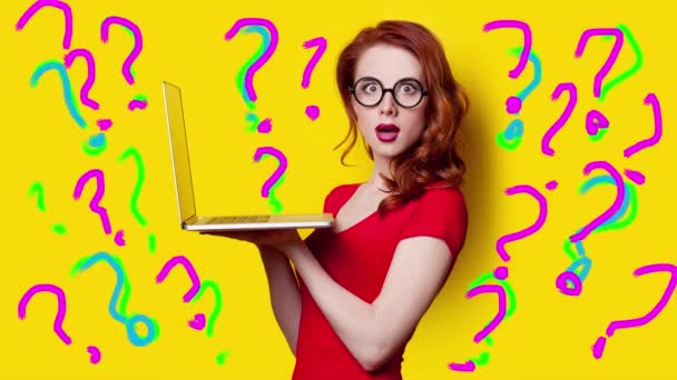 Rödhårig Kvinna Glasögon Håller Laptop Gul Bakgrund Med Fråga Tecken — Stockvideo