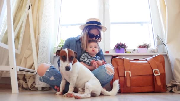 Mulher Denim Desgaste Chapéu Sentado Chão Segurando Filho Mãos Filho — Vídeo de Stock