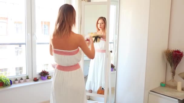 Vista Trasera Mujer Vestido Blanco Pie Espejo Con Sombrero Gafas — Vídeos de Stock