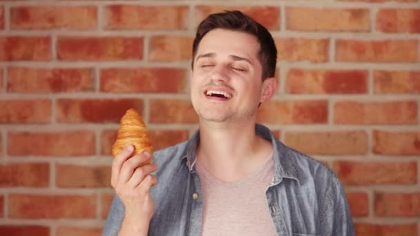 Retrato Del Hombre Comiendo Croissant Fresco Disfrutando Del Sabor Olor — Vídeo de stock