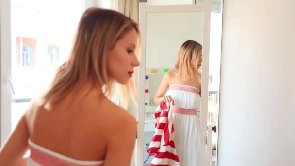 Вид Сзади Блондинку Выбирающую Одежду Зеркала — стоковое видео
