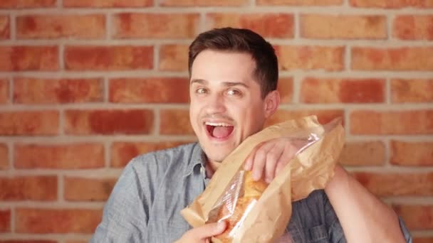 Retrato Homem Comendo Croissant Fresco — Vídeo de Stock