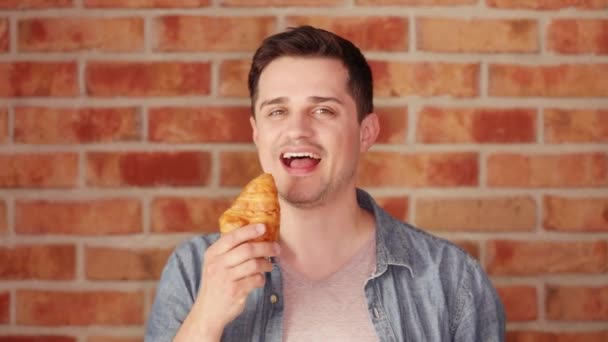 Πορτρέτο Του Άνδρα Για Διατροφή Τρώγοντας Κρουασάν Και Πίνοντας Latte — Αρχείο Βίντεο