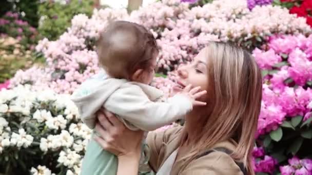 Glad liten baby lek med mamma — Stockvideo