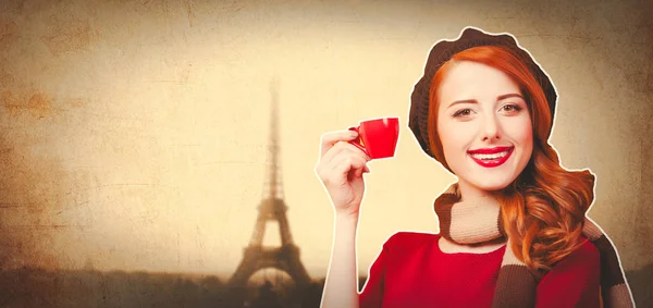 Ragazza rossa con tazza di caffè o tè rosso — Foto Stock