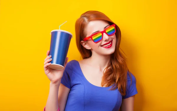 Meisje met een drankje en regenboog zonnebril — Stockfoto