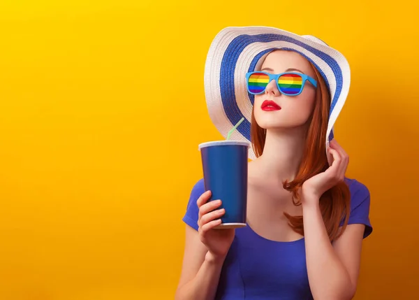 Chica pelirroja con gafas de sol de bebida y arco iris — Foto de Stock